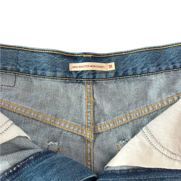 Levi’s High Waisted Mom‎ Shorts - Picture 3 of 8